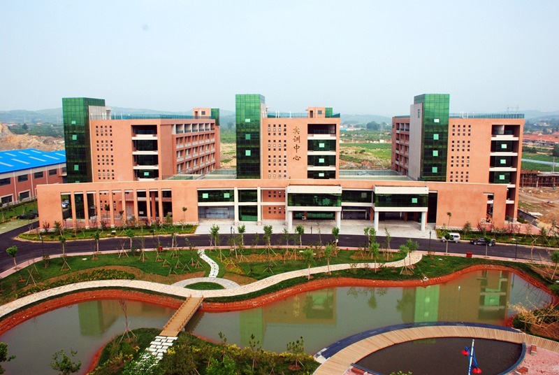 2011年-烟台汽车工程职业学院实训中心